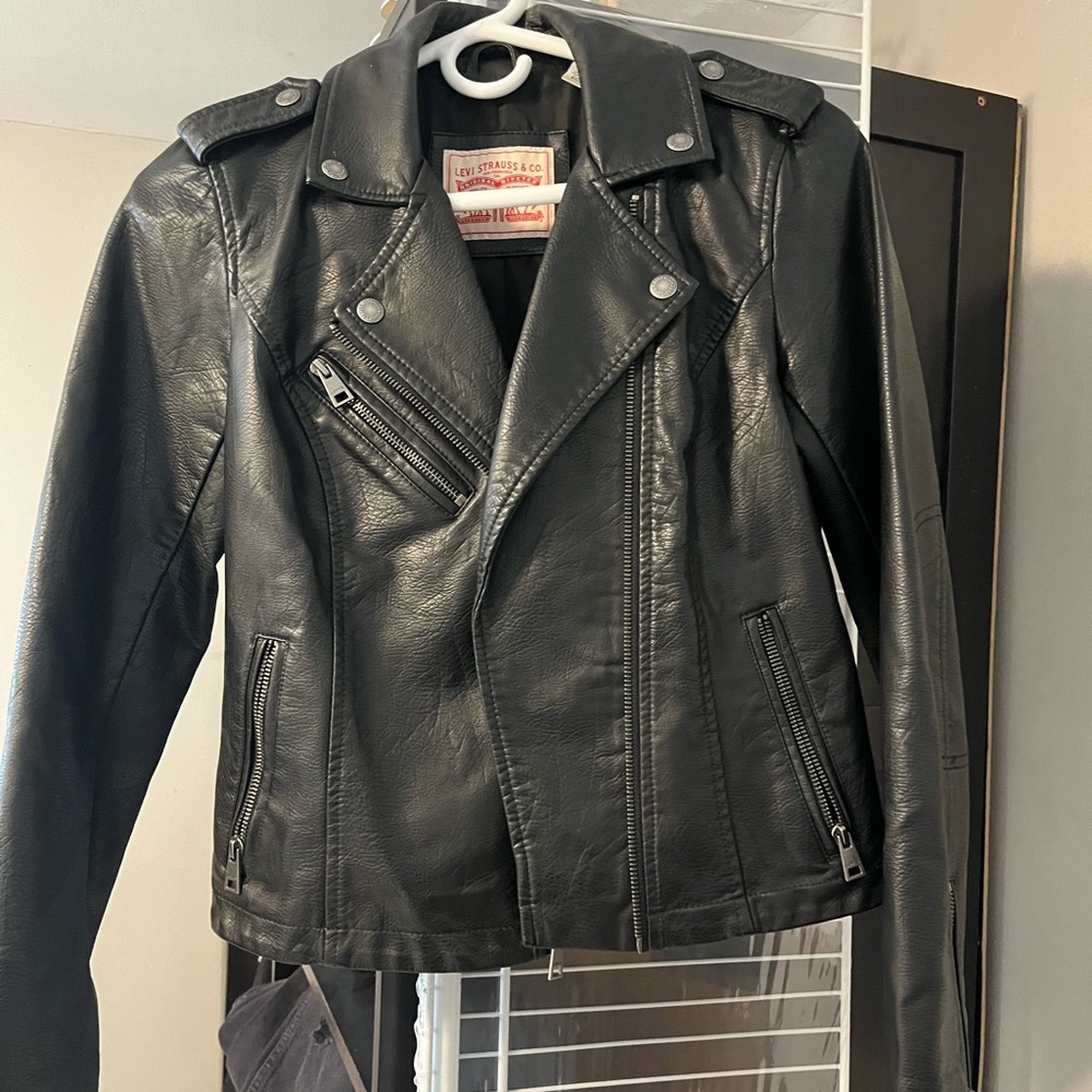Black faux leather Levi’s jacket xs